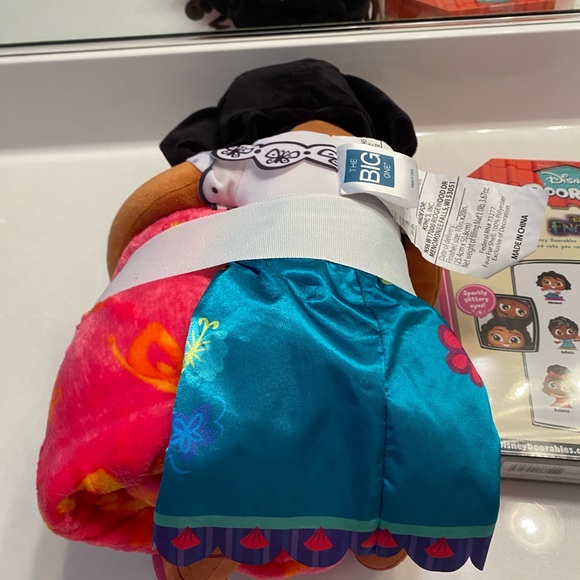 Disney Encanto blanket and doorables set - Picture 6 of 14